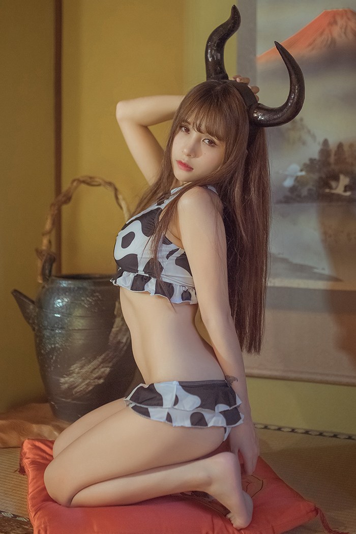 极品奶牛夏美酱酥胸半露乳量惊人私房照