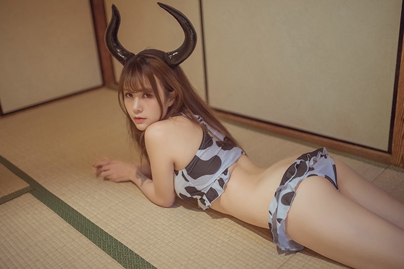 极品奶牛夏美酱酥胸半露乳量惊人私房照