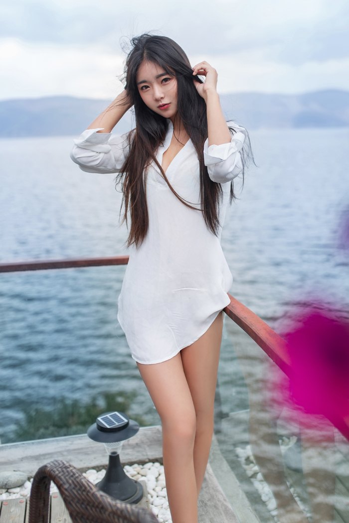 嫩模Vicky长发及腰光下身诱惑写真集