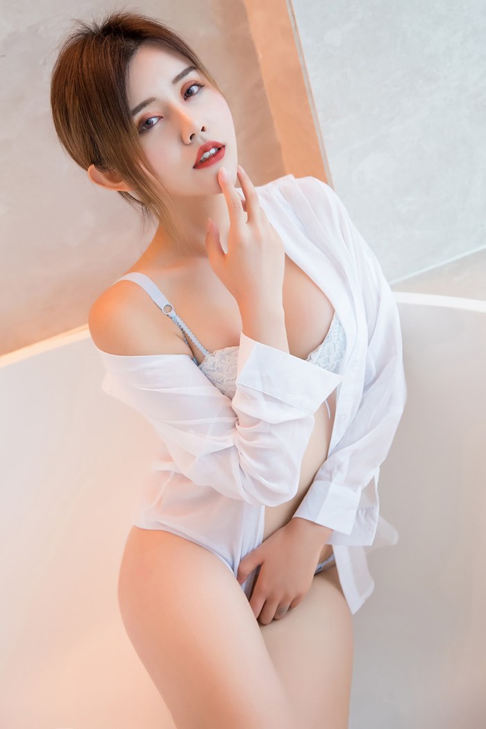 娇美少女卓娅祺妩媚兔女郎身姿绰约