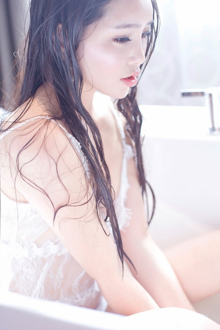 大胸妹艾弥丰乳肥臀写真集让人欲罢不能