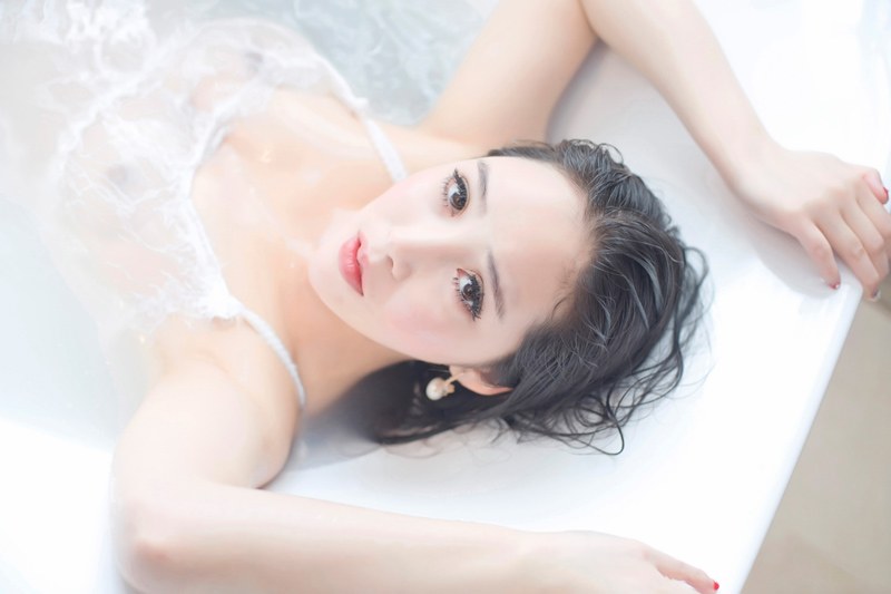 大胸妹艾弥丰乳肥臀写真集让人欲罢不能