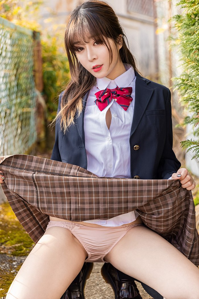 留日女学生王雨纯东京街头写真春光乍泄