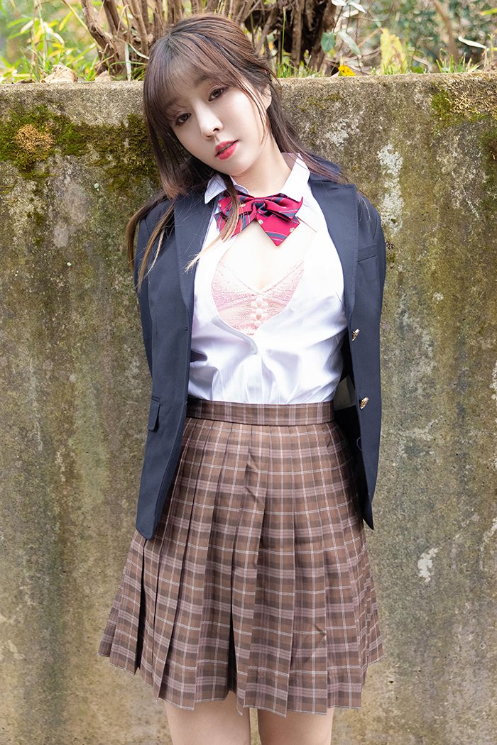 留日女学生王雨纯东京街头写真春光乍泄