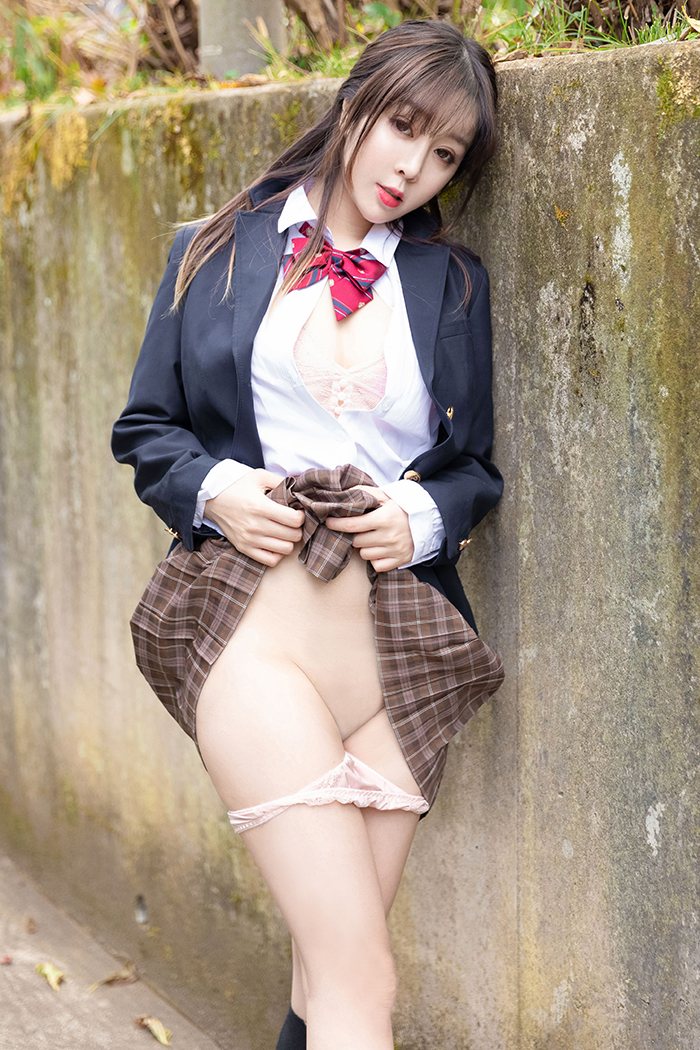 留日女学生王雨纯东京街头写真春光乍泄