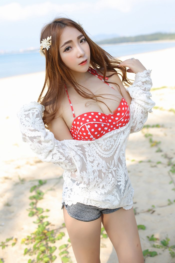 性感尤物黄歆苑户外泳池大尺度写真