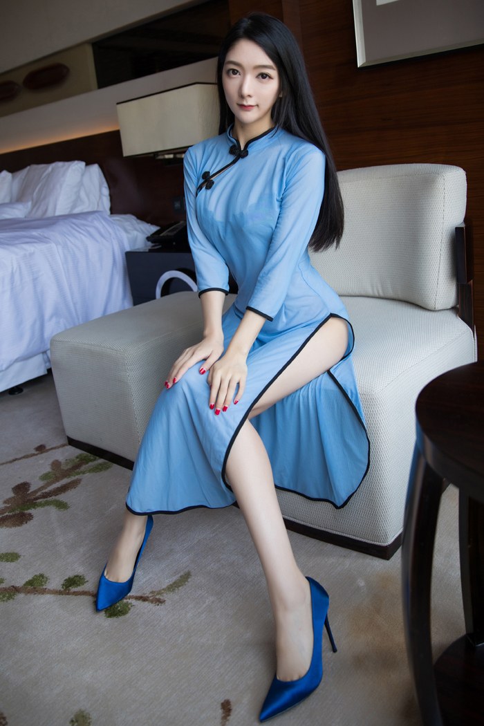 长腿古典美女小热巴一袭青衣娇躯若隐若现