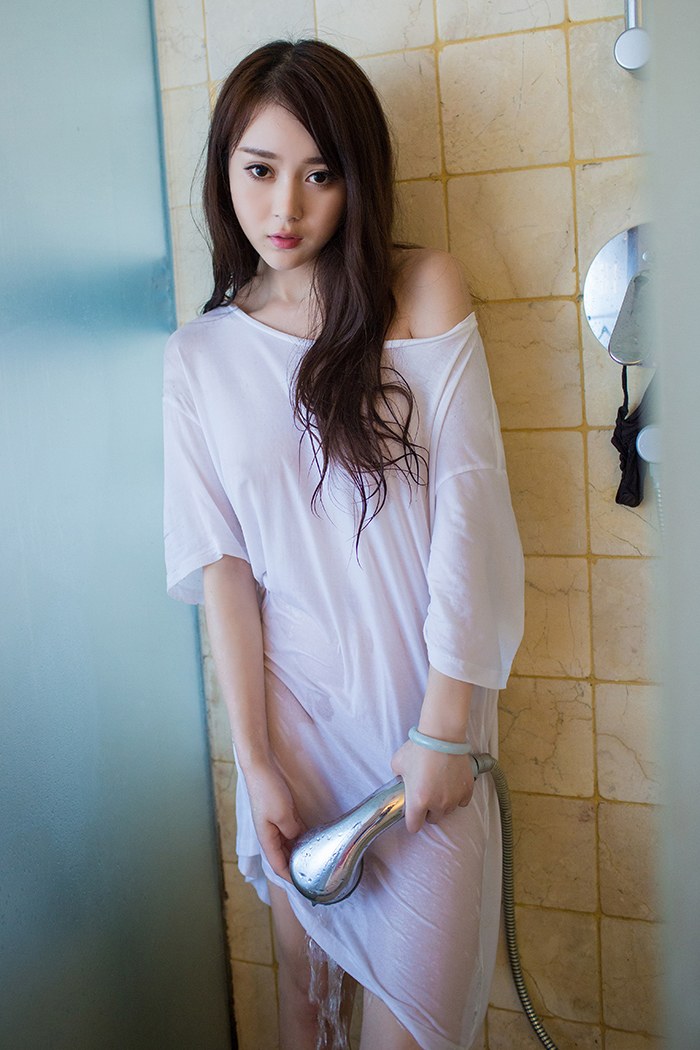 养眼美女御姐赵小米泳装台球一杆进洞