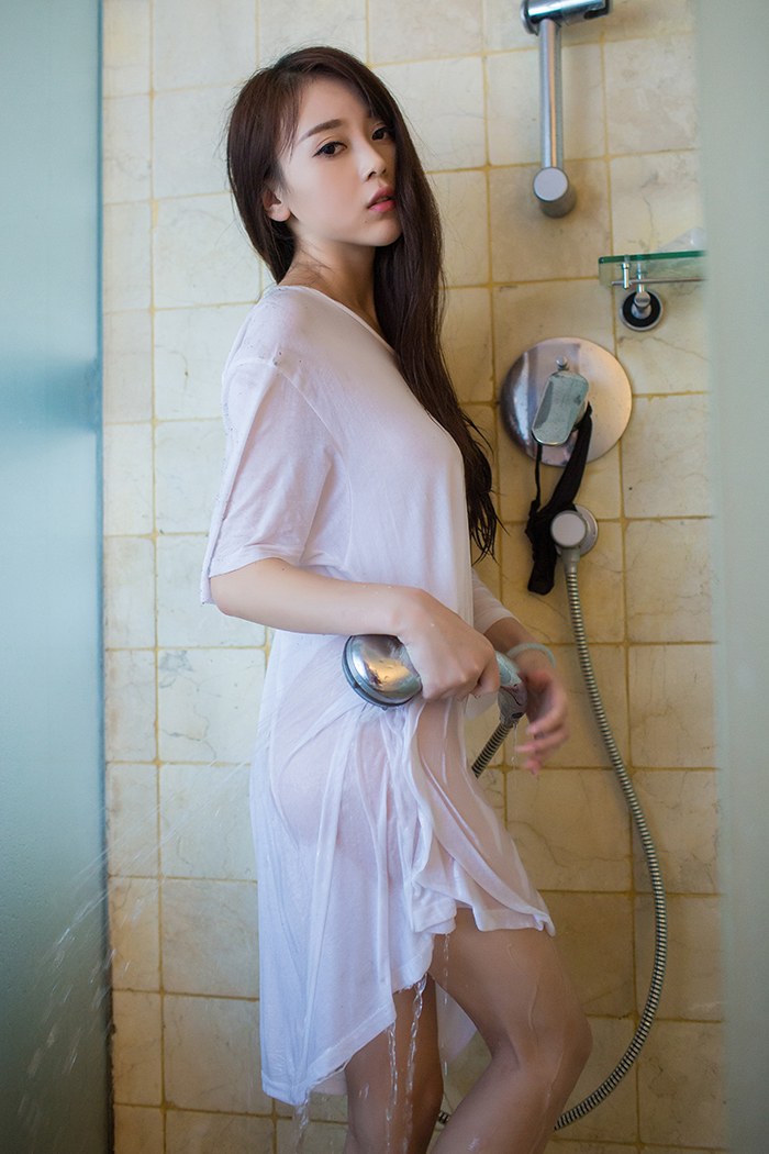 养眼美女御姐赵小米泳装台球一杆进洞