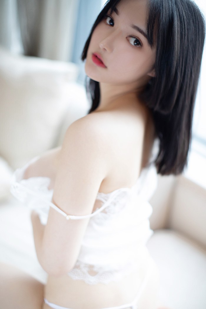 萌妹子婉灵白嫩娇躯黑丝透视装春光无限