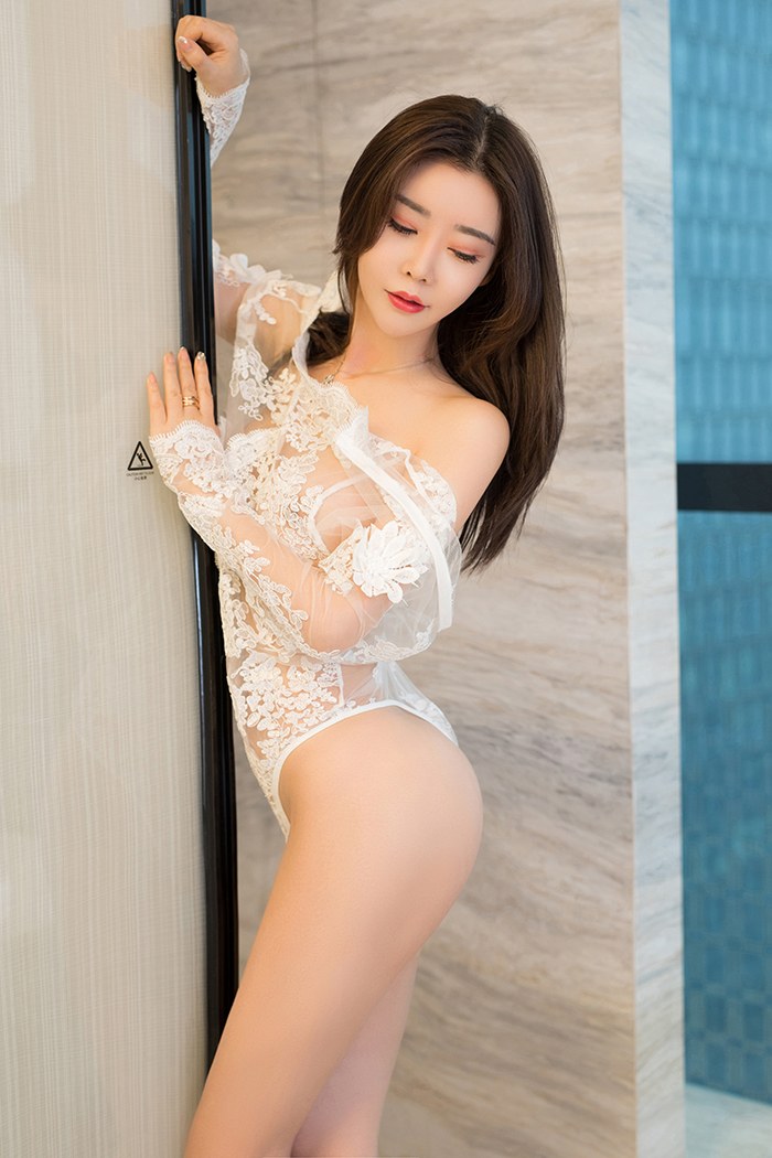 美少妇佟蔓搔首弄姿优美曲线迷人