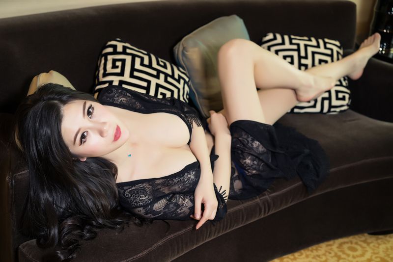 火辣性感田妞肤白貌美巨乳动人私房照