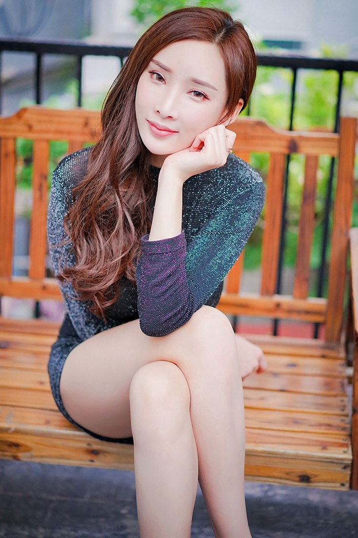 风情美少妇周妍希镂空黑纱裙无比性感写真