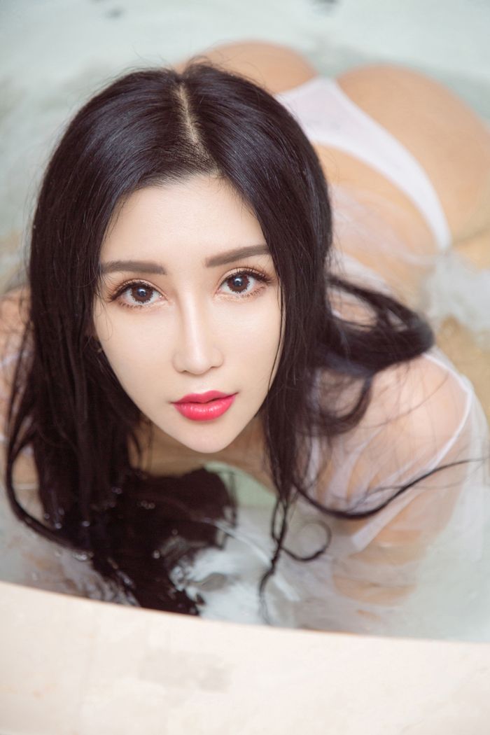 妖娆少妇艾霓莎薄纱湿身蜜桃臀私房集