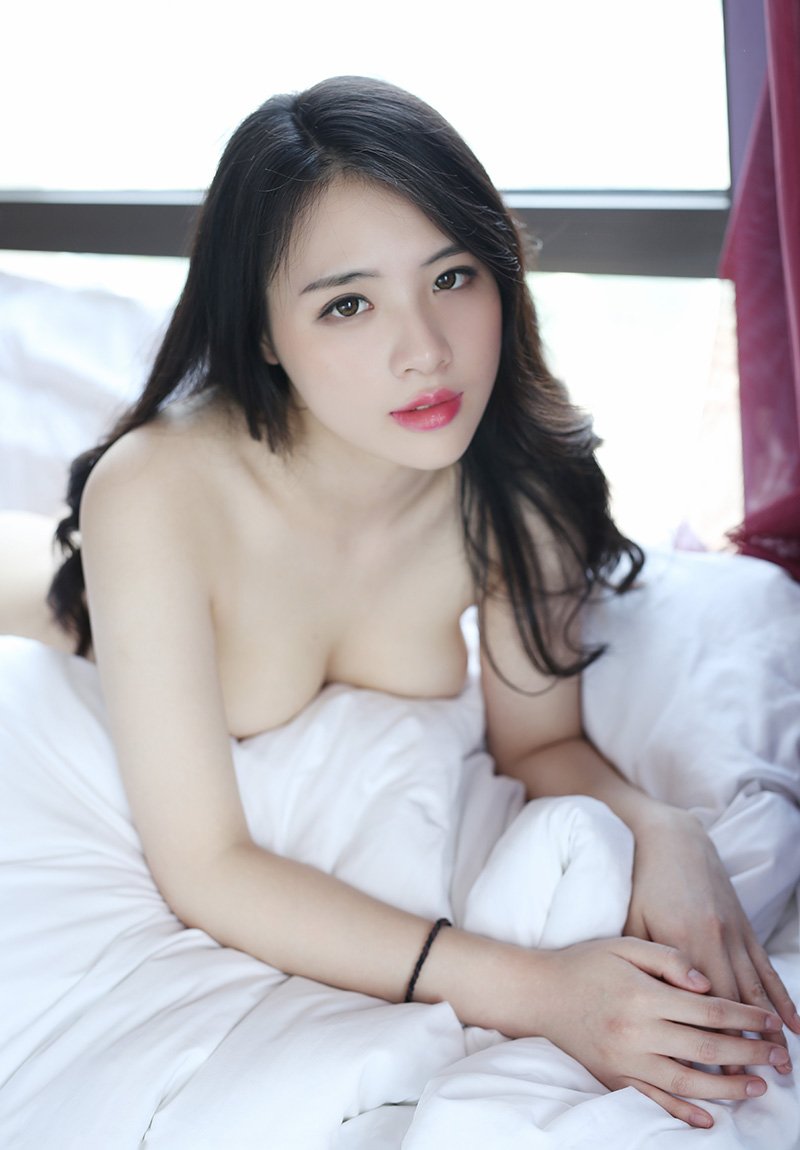 大胸女神舒林培床上娇艳如花抛媚眼勾魂摄影