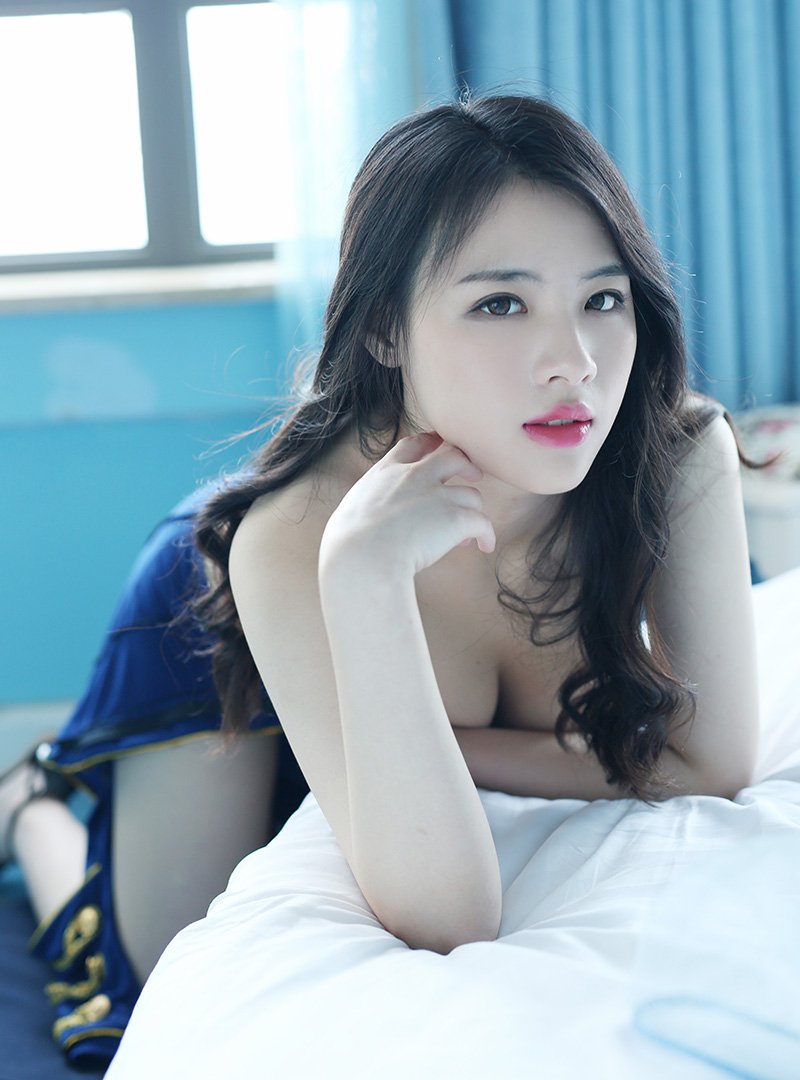 大胸女神舒林培床上娇艳如花抛媚眼勾魂摄影