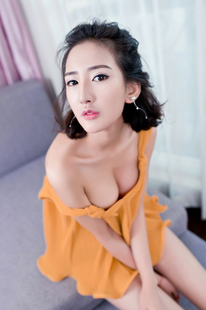 红唇妹子梅哥湿身泡泡浴遮体妩媚勾人