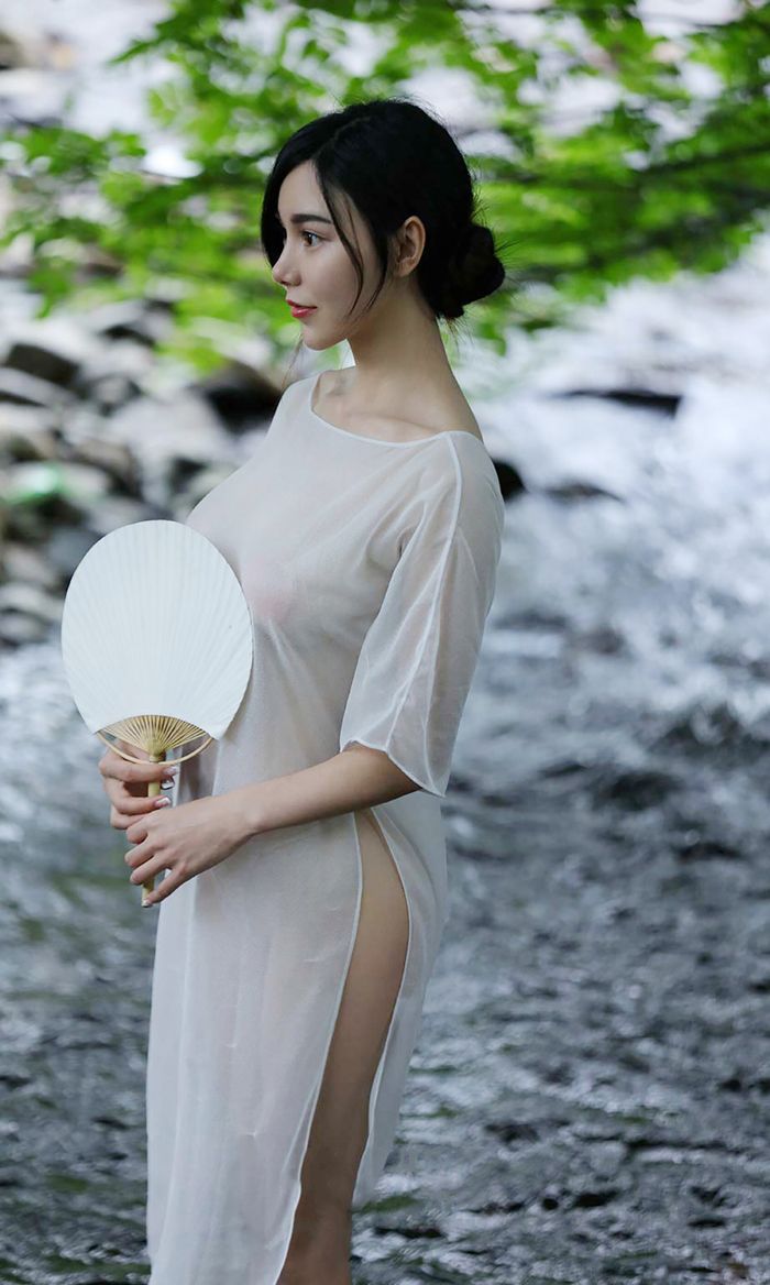 性感姐妹乡村风写真美胸美臀诱惑十足