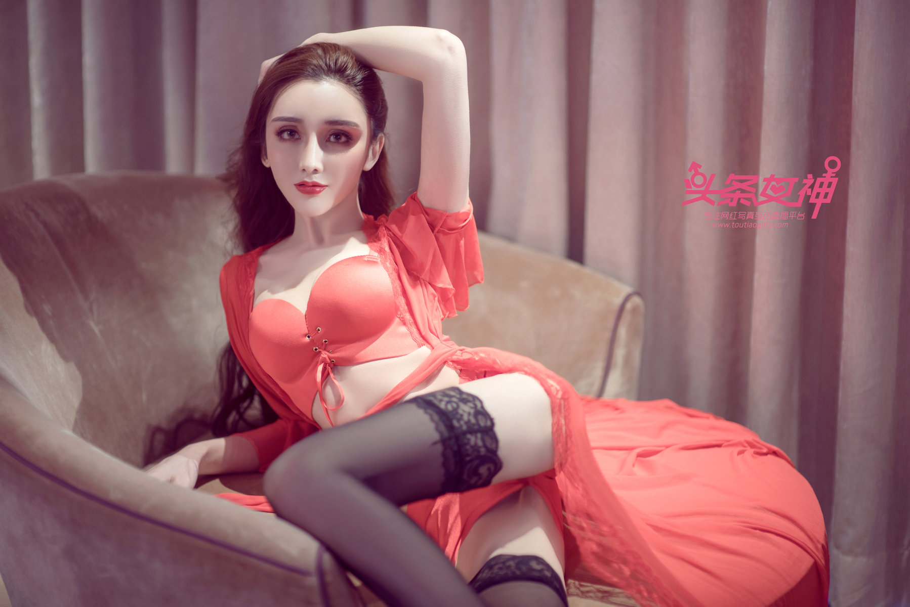 头条女神尤物瓦娅肤白貌美大长腿