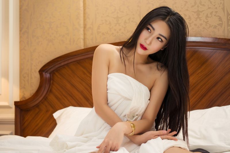 红唇女秘书瑷妮透视装上演最美湿身诱惑