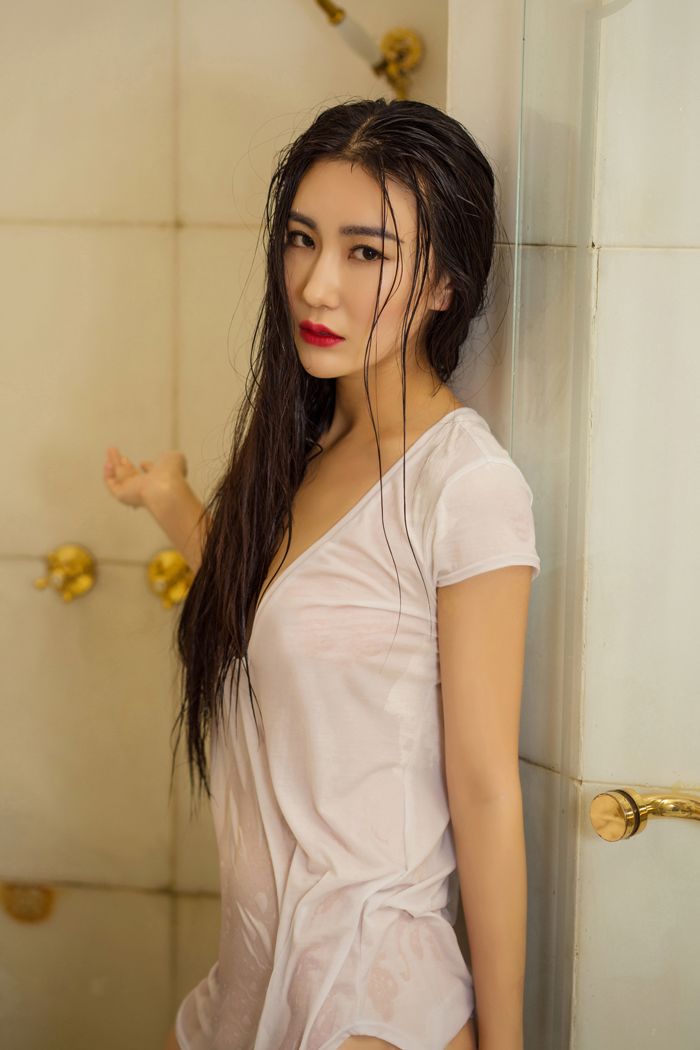 红唇女秘书瑷妮透视装上演最美湿身诱惑