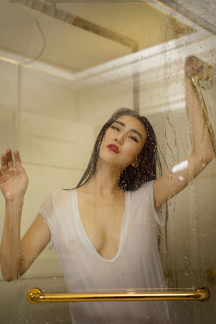 红唇女秘书瑷妮透视装上演最美湿身诱惑