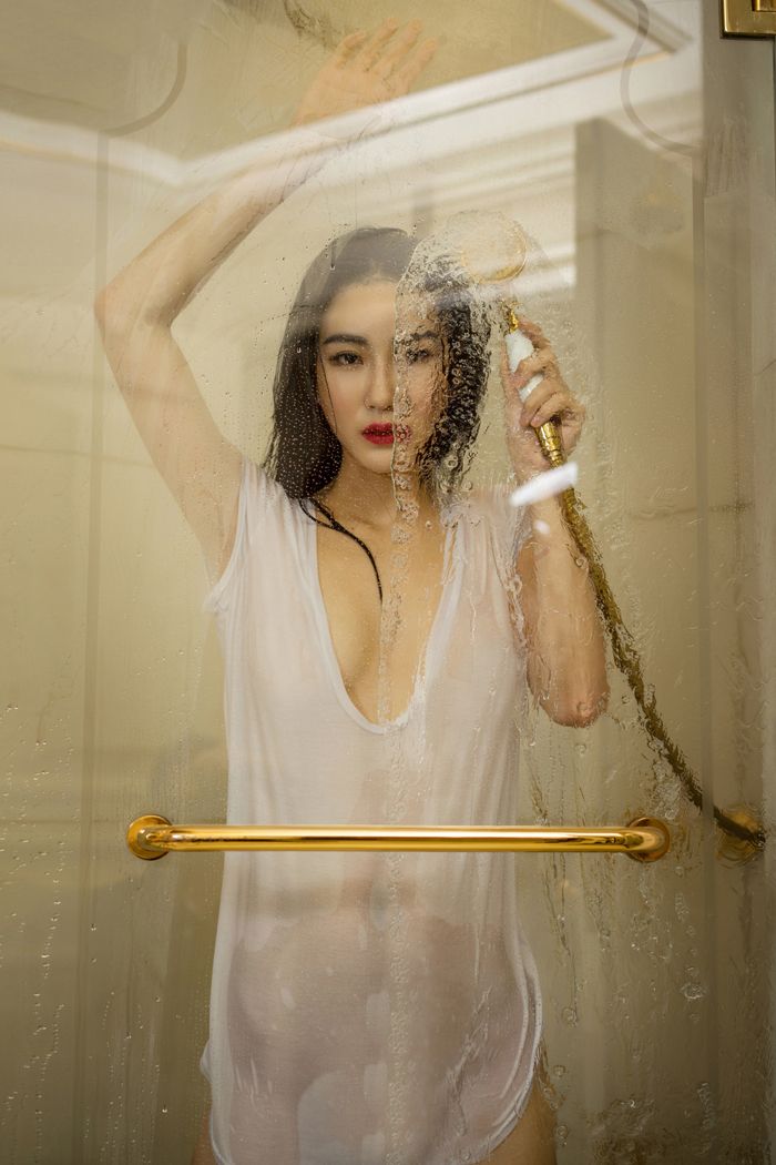 红唇女秘书瑷妮透视装上演最美湿身诱惑