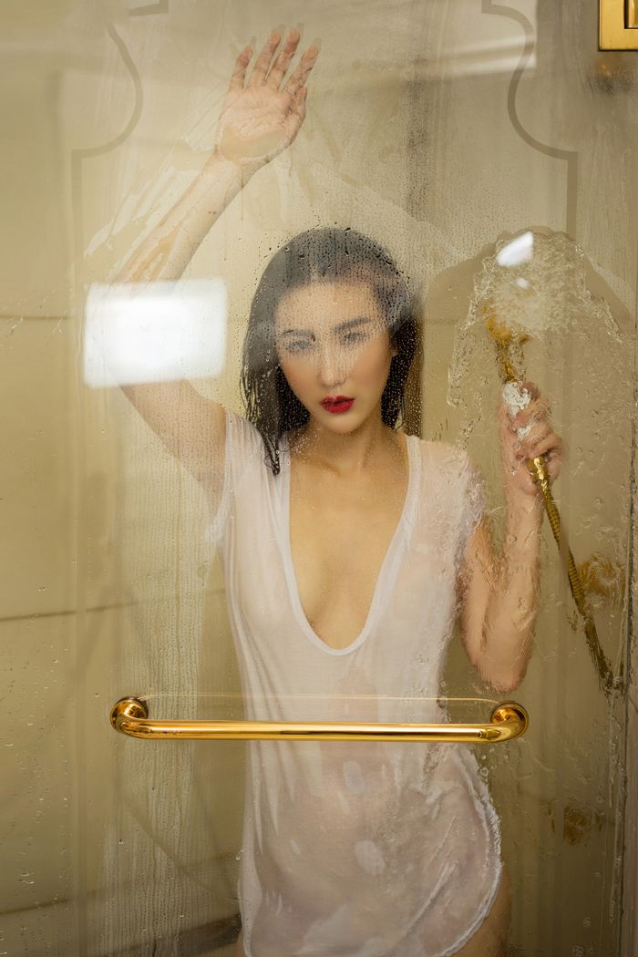 红唇女秘书瑷妮透视装上演最美湿身诱惑