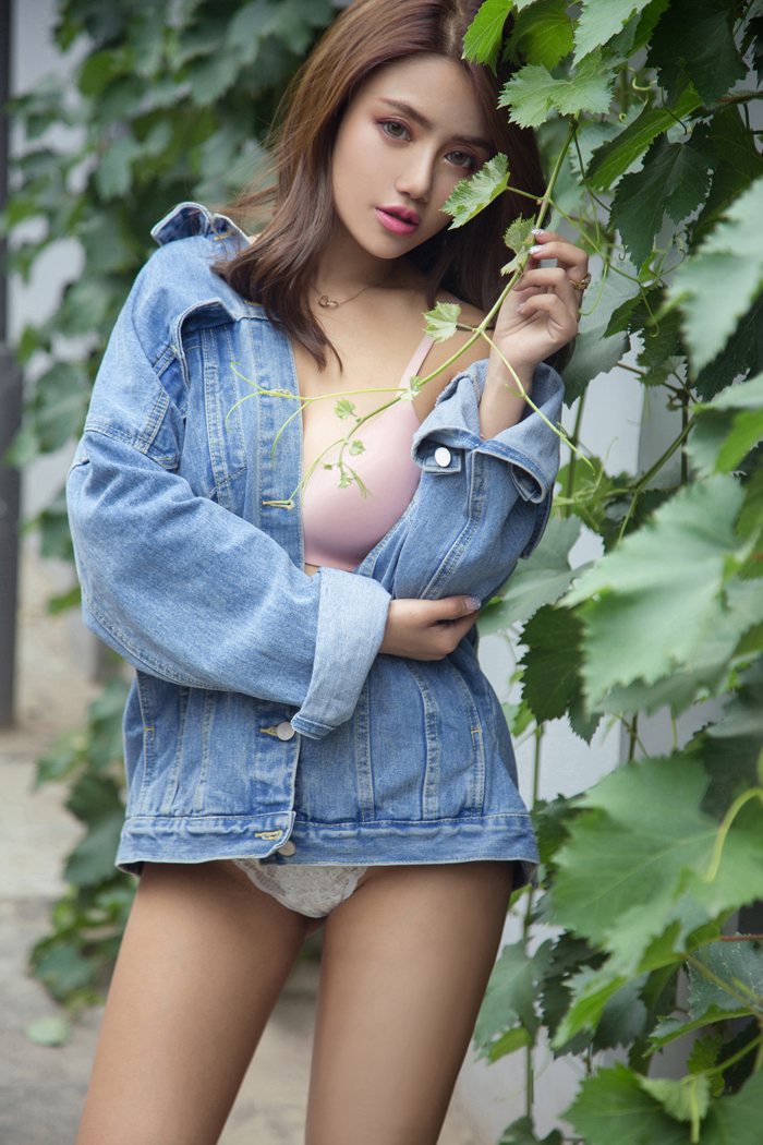 百变美女Gaia造型多变春光露无限