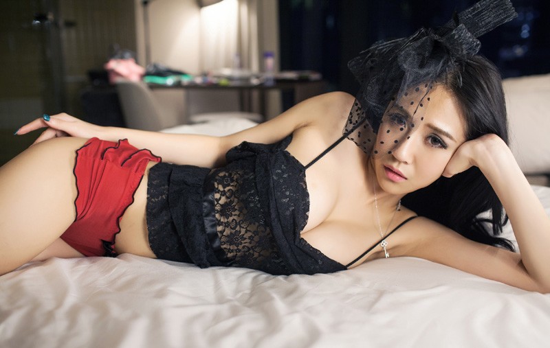 性感模特皮衣丁字裤展示火辣身材