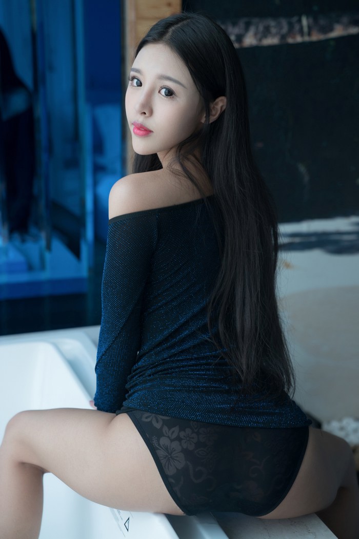 丁字裤欲女糖果红肚兜难掩诱人胴体