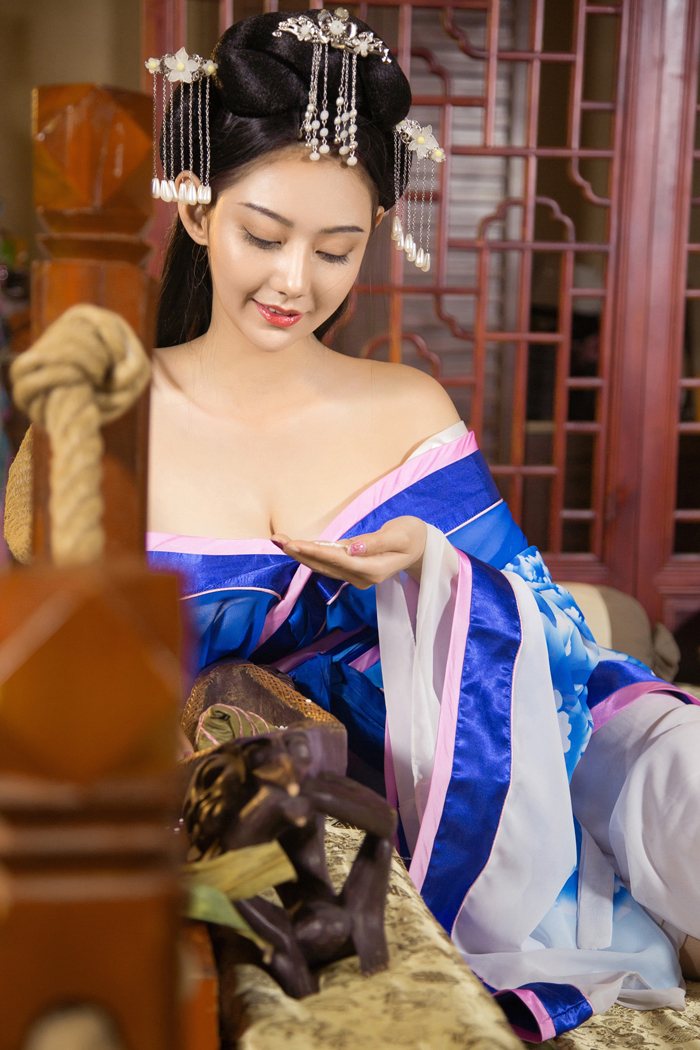 尤果女神夏日献礼妖娆妩媚美到爆图片大全