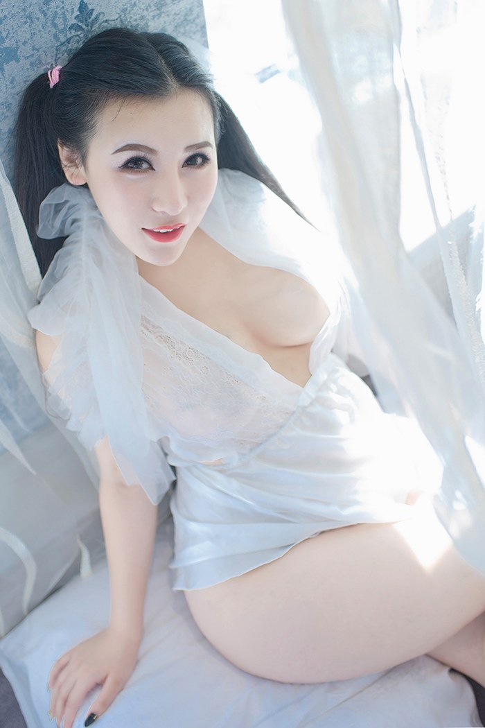 绝色巨乳少妇伊若前凸后翘身材一流