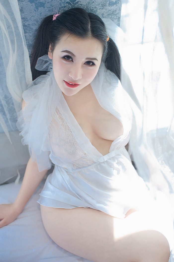 绝色巨乳少妇伊若前凸后翘身材一流