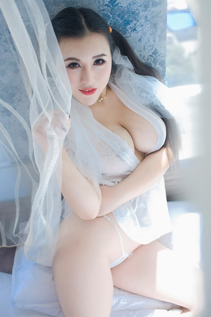 绝色巨乳少妇伊若前凸后翘身材一流