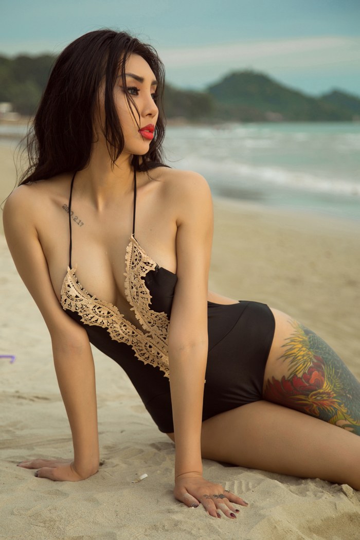 纹身模特尤菲儿性感蜜桃翘臀热辣升级