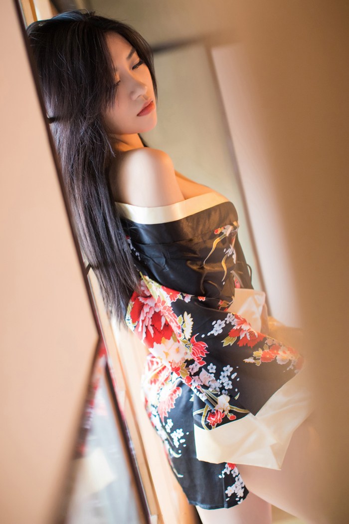 春宫玫瑰许诺美乳显露令人浮想联翩