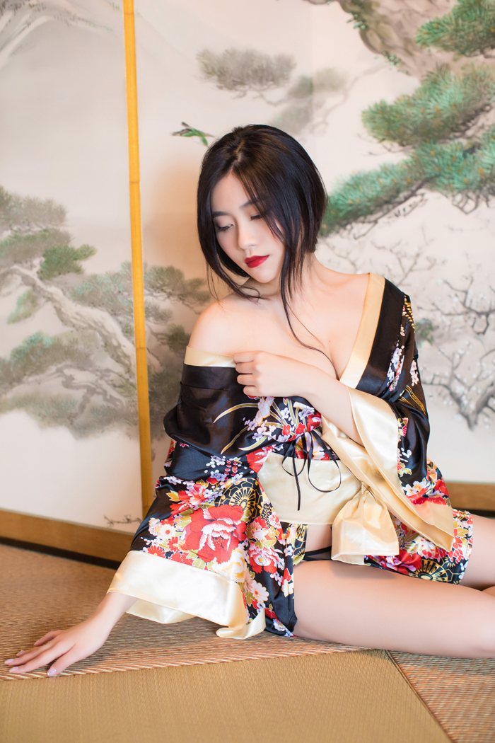 春宫玫瑰许诺美乳显露令人浮想联翩