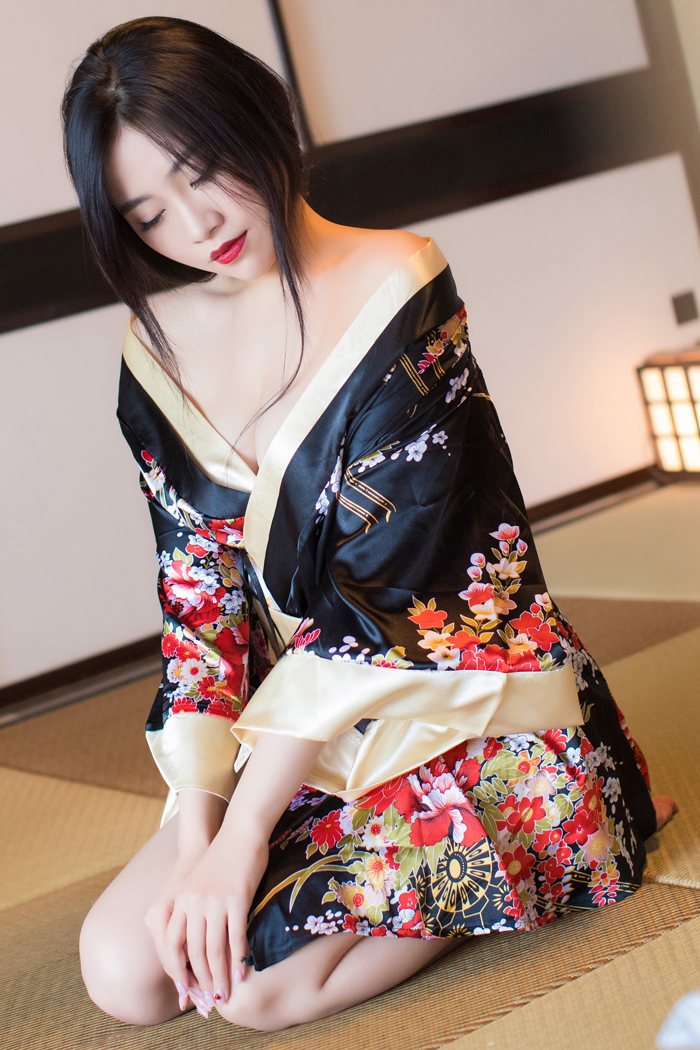 春宫玫瑰许诺美乳显露令人浮想联翩