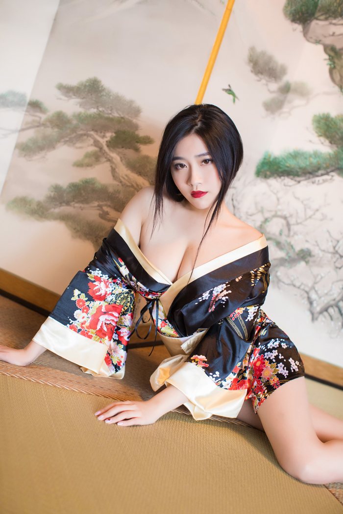 春宫玫瑰许诺美乳显露令人浮想联翩