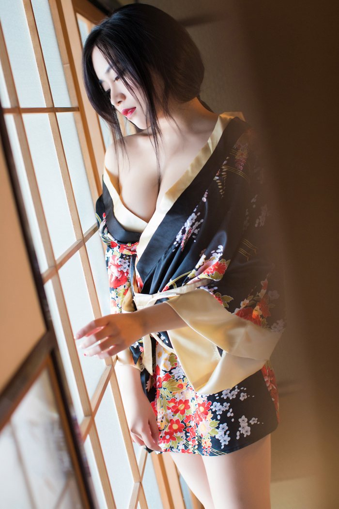 春宫玫瑰许诺美乳显露令人浮想联翩