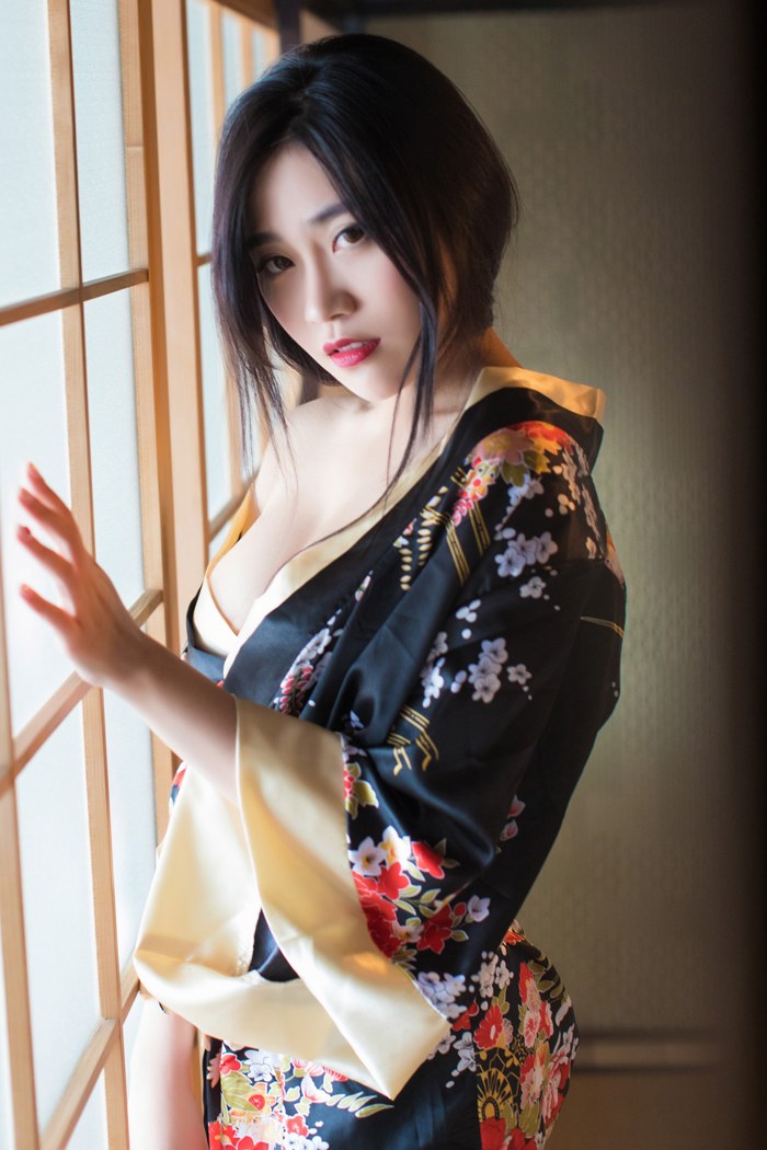 春宫玫瑰许诺美乳显露令人浮想联翩