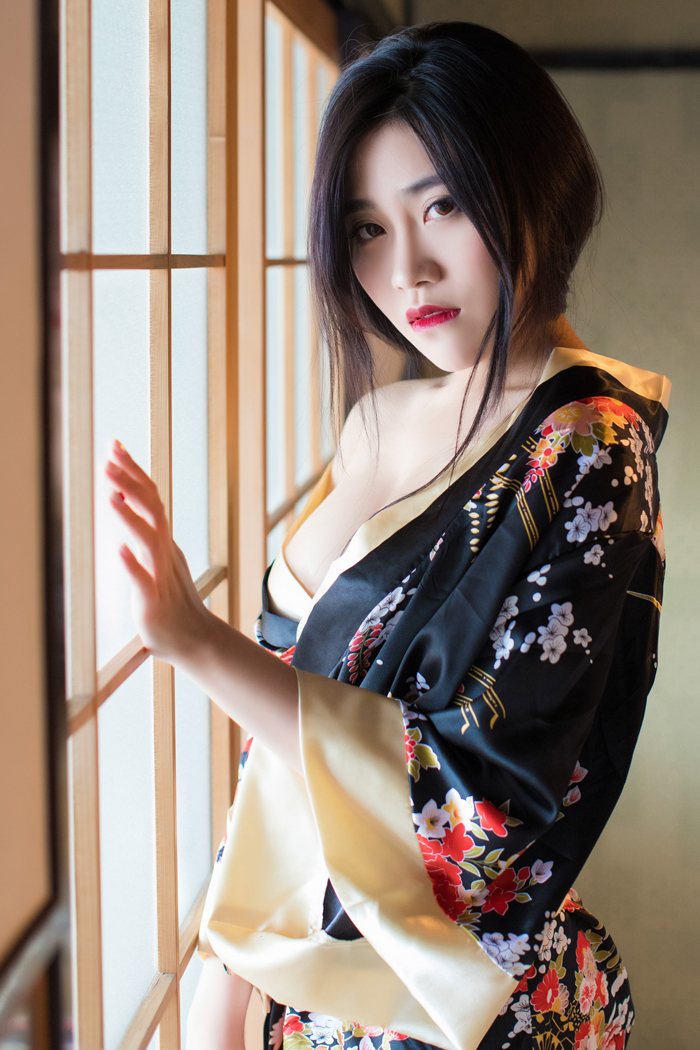 春宫玫瑰许诺美乳显露令人浮想联翩