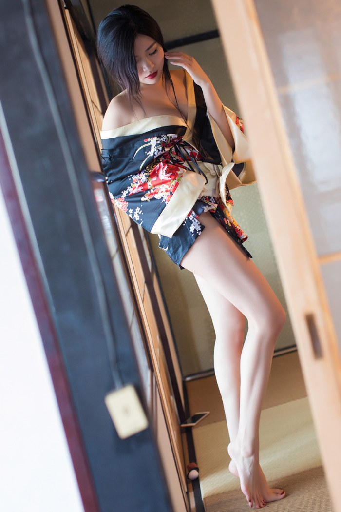 春宫玫瑰许诺美乳显露令人浮想联翩