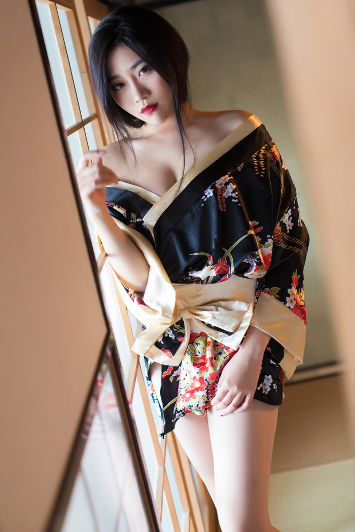 春宫玫瑰许诺美乳显露令人浮想联翩