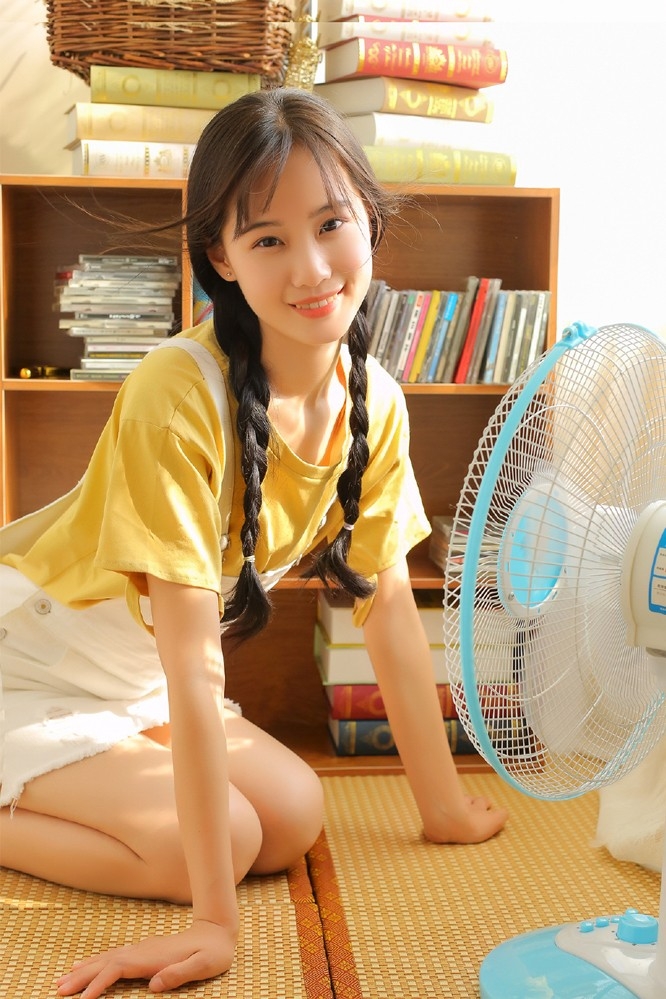 清纯妙龄少女可爱双马尾吊带短裙气质写真