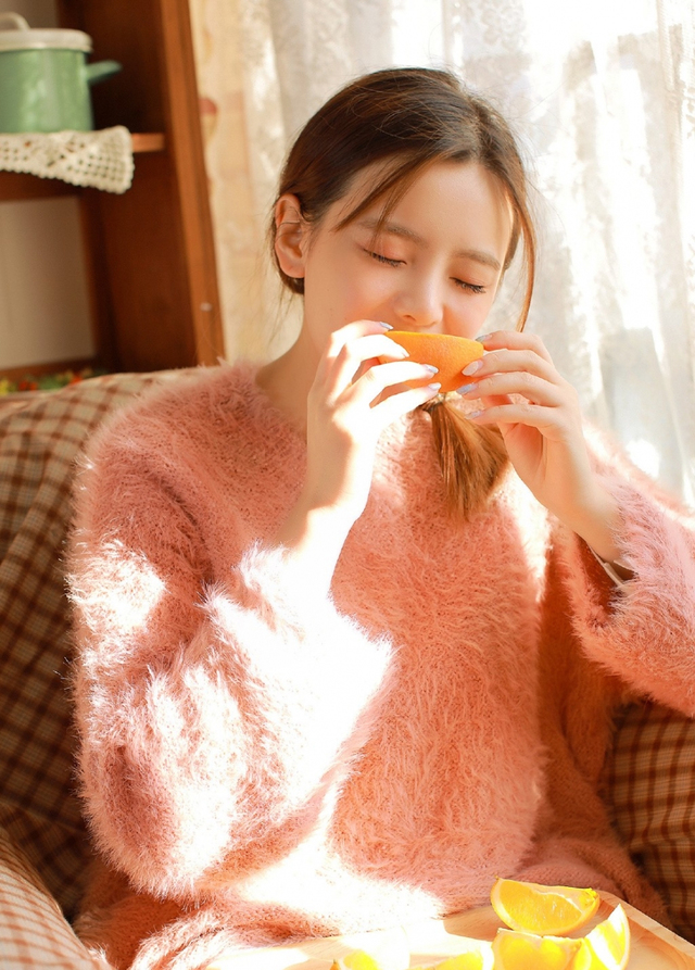 清新美女冬日毛衣修长美腿诱惑人体艺术写真