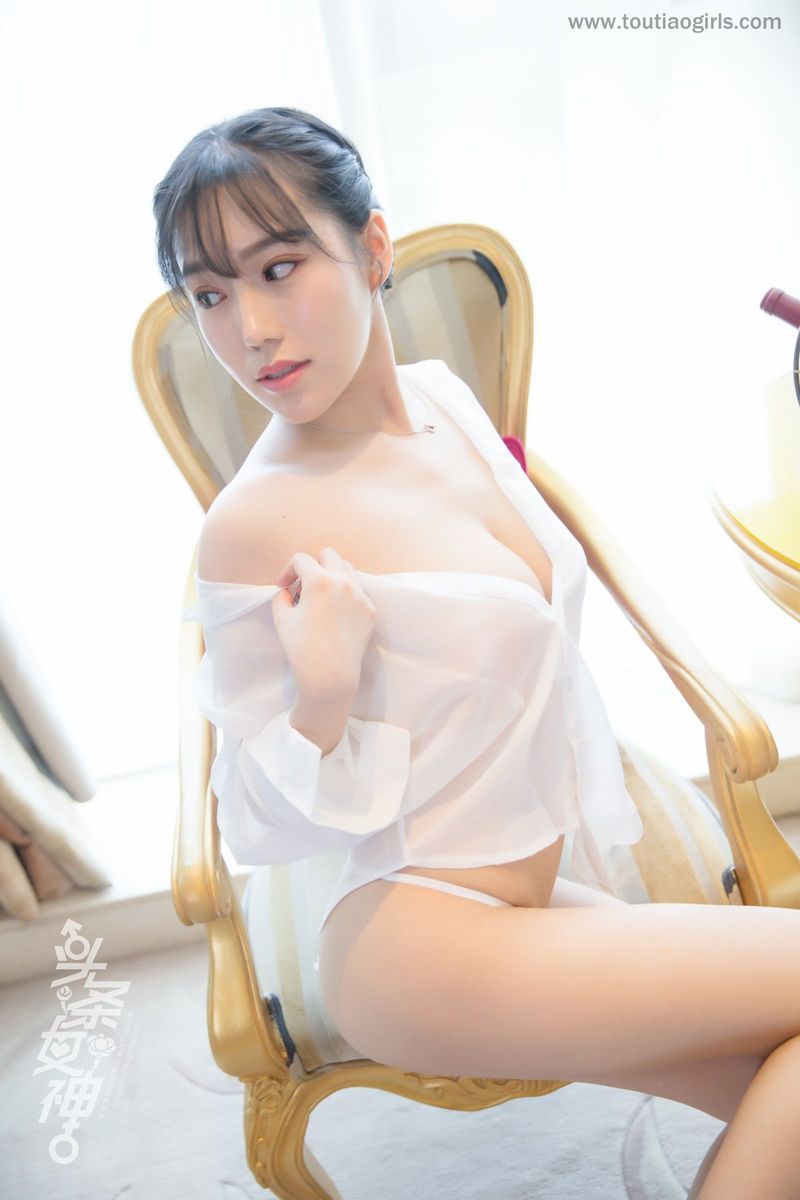 头条女神模特陈亦菲白衬衫丁字裤爆乳美腿内衣诱惑美图