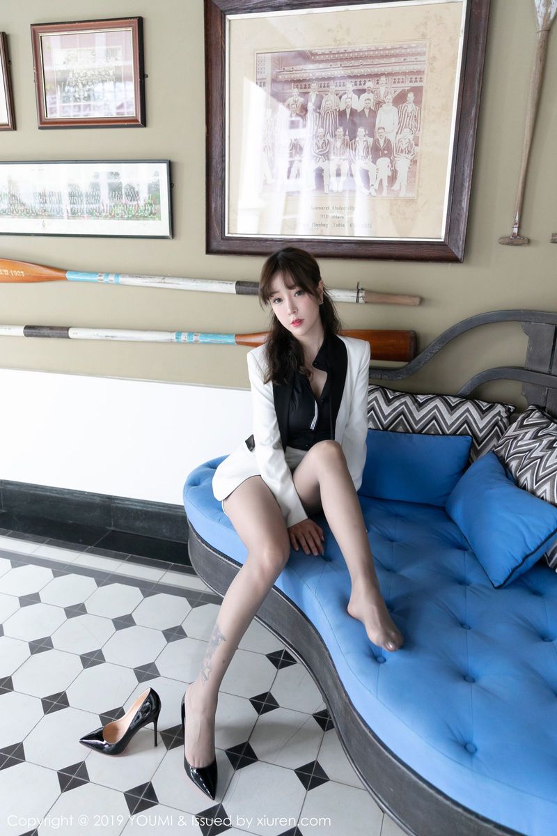 尤蜜荟性感女神王雨纯高跟鞋秘书装扮丝袜美腿富国岛旅拍