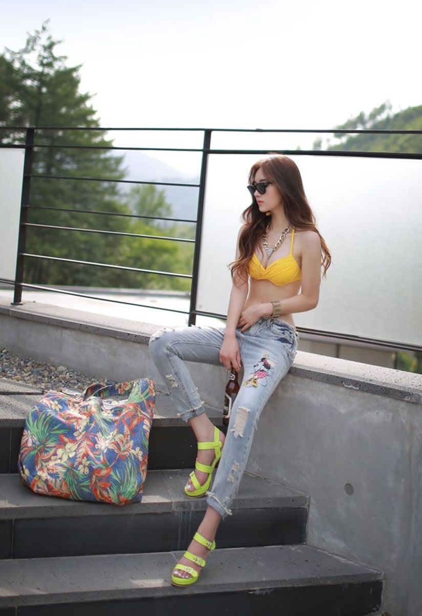 韩国人气模特孙允珠沙滩比基尼牛仔长裤极品身材最美写真